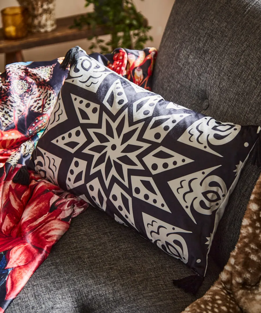 enchanting_eye_reversible_cushion_3.webp Joe Browns Cosy This Christmas<Enchanting Eye Reversible Cushion